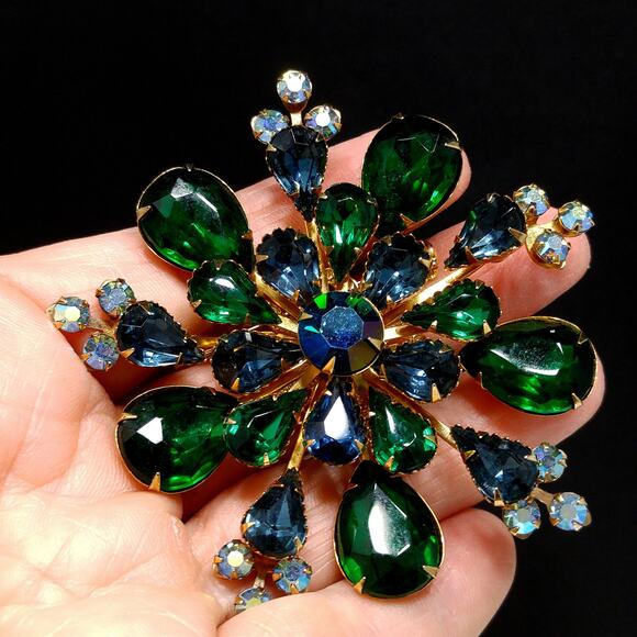 Vintage 1950s Emerald Green Rhinestones Snowflake Brooch - Picture 9 of 10